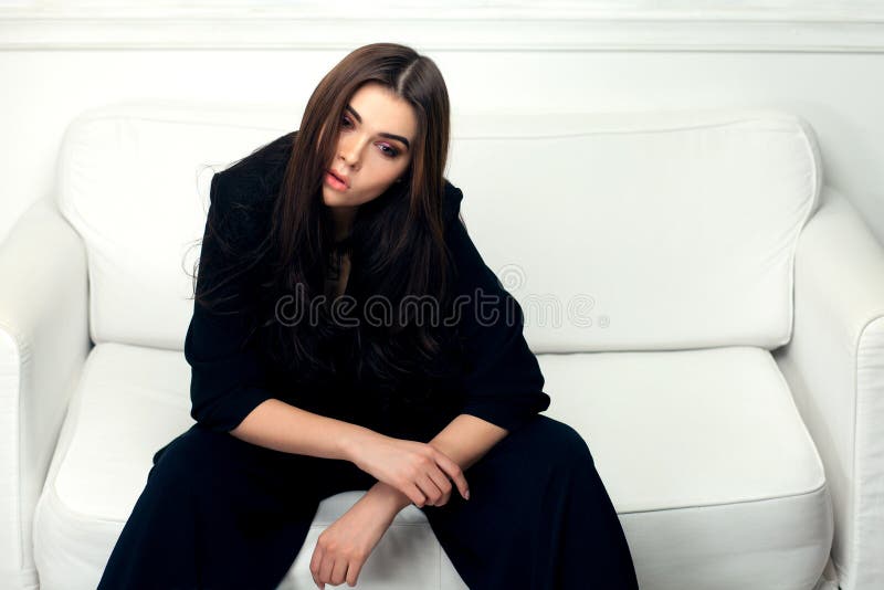 Πορτρέτο ύφους μόδας της όμορφης γυναίκας brunette σε έναν καναπέ στοκ φωτογραφία Πορτρέτο ύφους μόδας της όμορφης γυναίκας brunette σε έναν καναπέ στοκ φωτογραφία