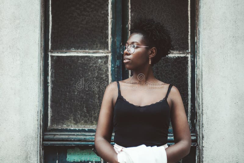 Πορτραίτο Αφρικανίδας κοντά σε πόρτα