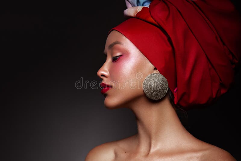 πορτραίτο κοντινό πρόσωπο φανταστική αφρικανή με ροζ χρώμα. γυαλιστερό δέρμα. χέρι θεάς μοντέρνας