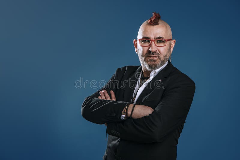 πορτραίτο του punkstyle ο επιχειρηματίας κοιτάζει την κάμερα στο στούντιο με σταυρωμένα τα χέρια και έκφραση εμπιστοσύνης στοκ φωτογραφίες με δικαίωμα ελεύθερης χρήσης