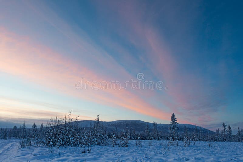 Πορφυρό ηλιοβασίλεμα σε Oymyakon - Πολωνό του κρύου στοκ φωτογραφίες