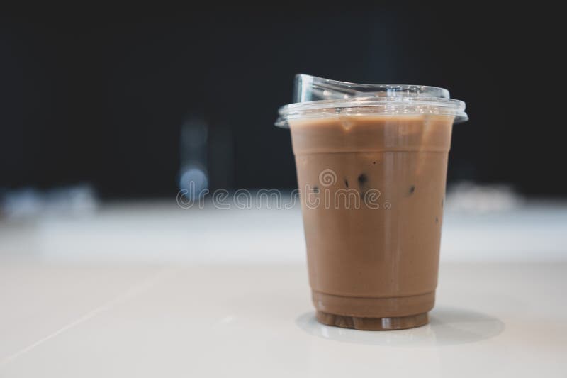 ποτήρι παγωμένο καφέ mocha σε μια ωραία καφετέρια με όμορφο θαμπό φόντο στοκ φωτογραφία με δικαίωμα ελεύθερης χρήσης