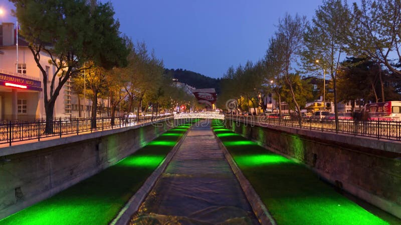 Ποταμός και κυκλοφορία νύχτας timelapse φιλμ μικρού μήκους