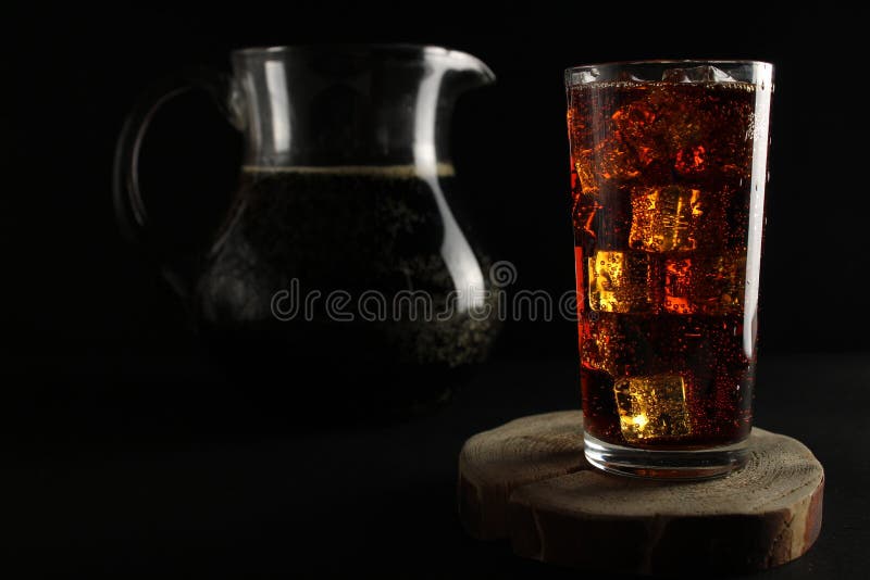 ποτό kvass σε ένα σκούρο ποτήρι, με χαμηλό πλήκτρο kvass, σε ένα παγωμένο ποτήρι και μια κανάτα με ένα ποτό με χώρο για κείμενο στοκ εικόνα