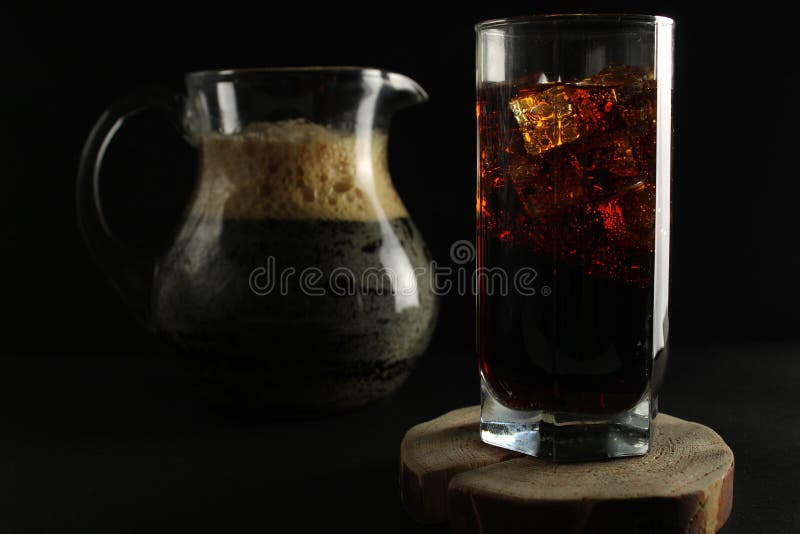 ποτό kvass σε ένα σκούρο ποτήρι, με χαμηλό πλήκτρο kvass, σε ένα παγωμένο ποτήρι και μια κανάτα με ένα ποτό με χώρο για κείμενο στοκ εικόνες