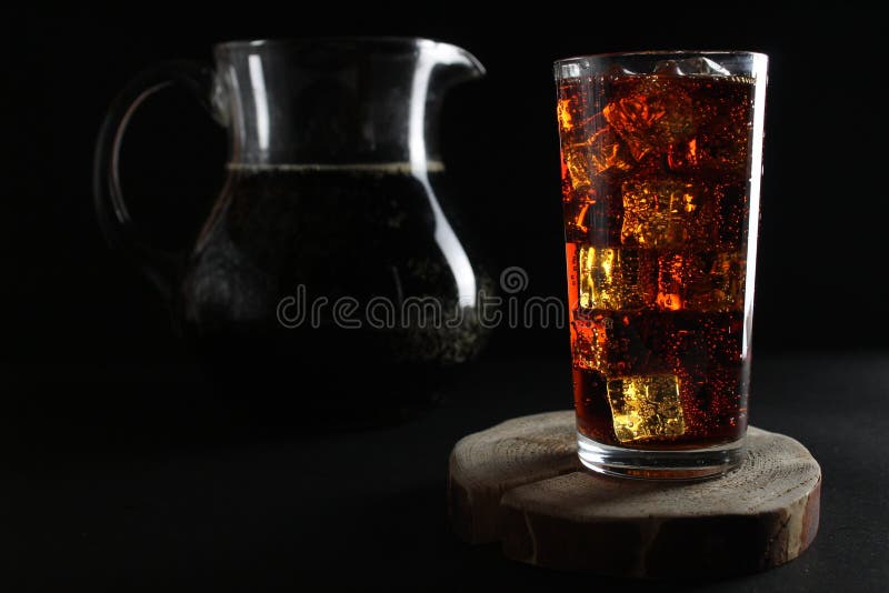 ποτό kvass σε ένα σκούρο ποτήρι, με χαμηλό πλήκτρο kvass, σε ένα παγωμένο ποτήρι και μια κανάτα με ένα ποτό με χώρο για κείμενο στοκ εικόνα με δικαίωμα ελεύθερης χρήσης