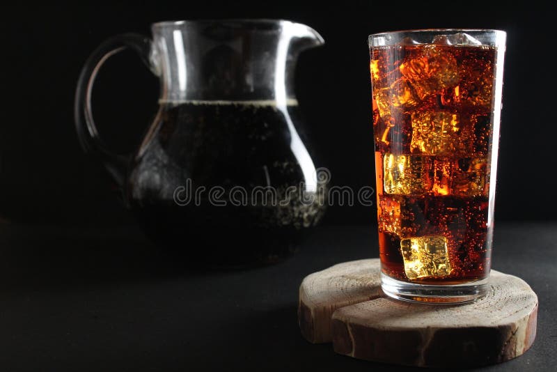 ποτό kvass σε ένα σκούρο ποτήρι, με χαμηλό πλήκτρο kvass, σε ένα παγωμένο ποτήρι και μια κανάτα με ένα ποτό με χώρο για κείμενο στοκ εικόνες