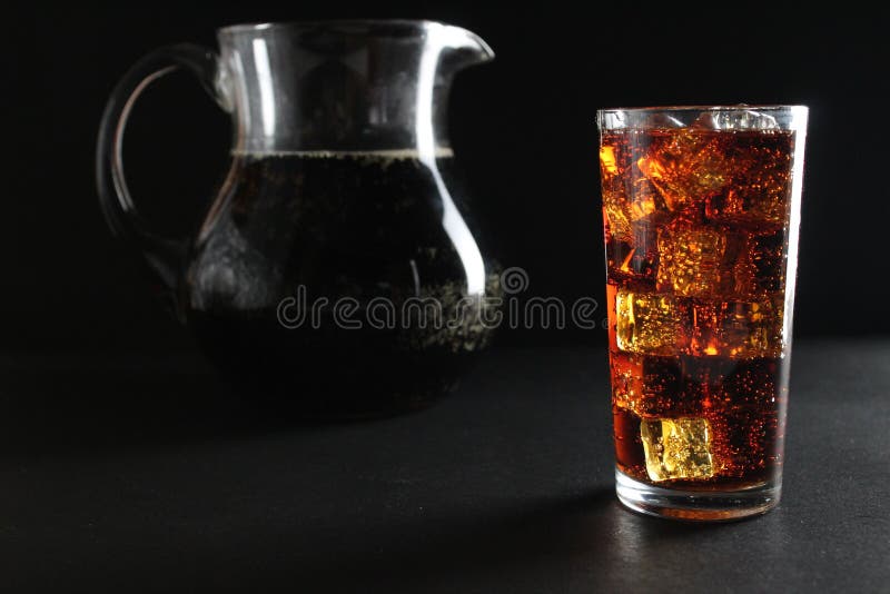 ποτό kvass σε ένα σκούρο ποτήρι, με χαμηλό πλήκτρο kvass, σε ένα παγωμένο ποτήρι και μια κανάτα με ένα ποτό με χώρο για κείμενο στοκ φωτογραφίες με δικαίωμα ελεύθερης χρήσης