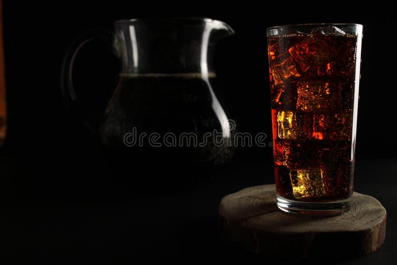 ποτό kvass σε ένα σκούρο ποτήρι, με χαμηλό πλήκτρο kvass, σε ένα παγωμένο ποτήρι και μια κανάτα με ένα ποτό με χώρο για κείμενο στοκ φωτογραφίες