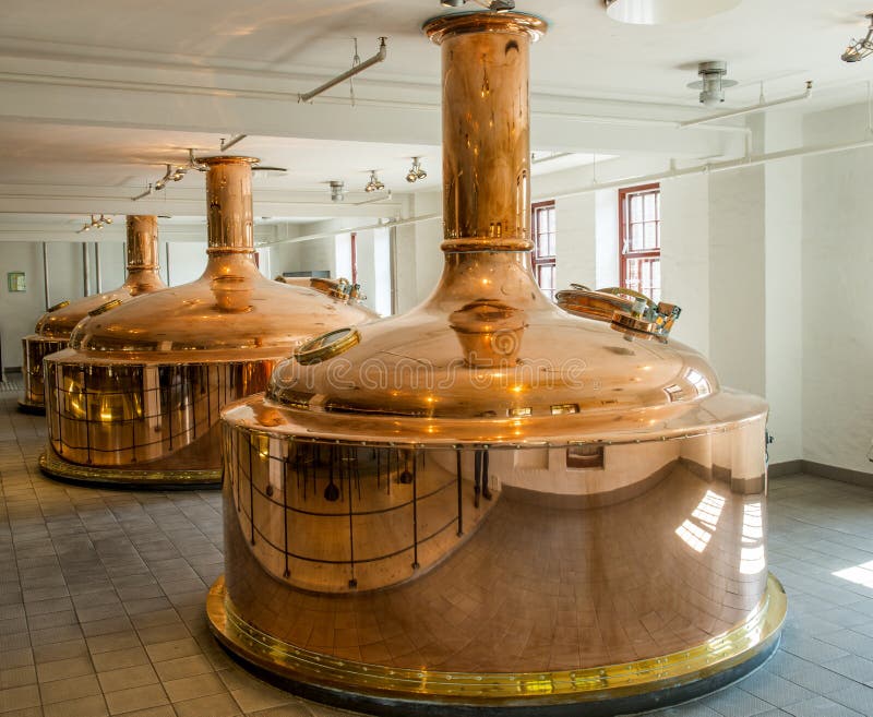 Ποτό μπύρας Carlsberg στοκ φωτογραφία με δικαίωμα ελεύθερης χρήσης Ποτό μπύρας Carlsberg στοκ φωτογραφία με δικαίωμα ελεύθερης χρήσης