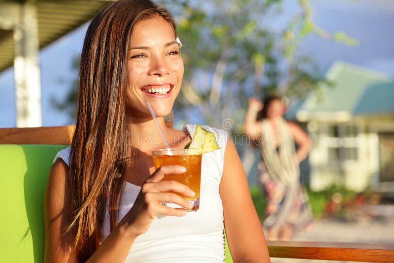 Ποτό της Mai Tai οινοπνεύματος κατανάλωσης γυναικών στη Χαβάη στοκ φωτογραφία με δικαίωμα ελεύθερης χρήσης