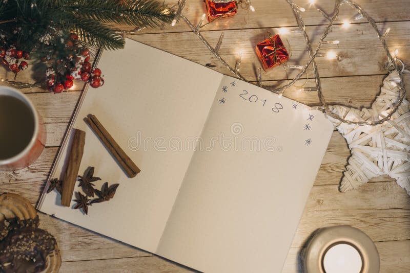 2018 που γράφεται στο ανοιγμένο σημειωματάριο τοπ άποψη των Χριστουγέννων και του νέου yea στοκ φωτογραφίες με δικαίωμα ελεύθερης χρήσης 2018 που γράφεται στο ανοιγμένο σημειωματάριο τοπ άποψη των Χριστουγέννων και του νέου yea στοκ φωτογραφίες με δικαίωμα ελεύθερης χρήσης