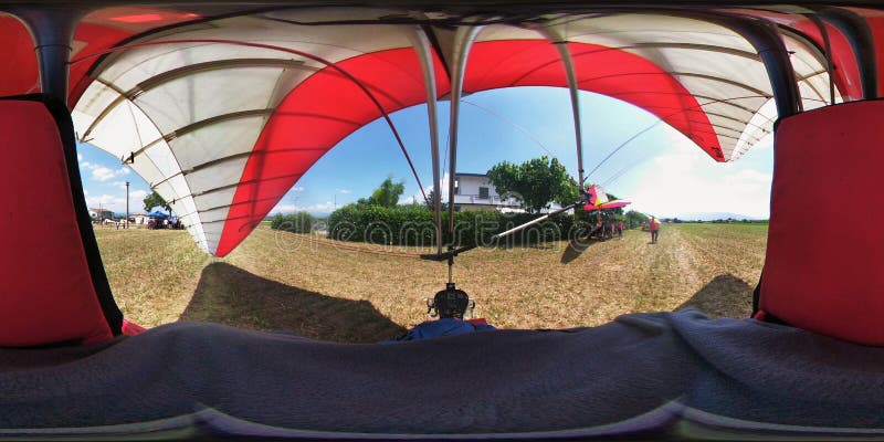 360 που τροφοδοτούνται πανοραμικά κρεμούν το ανεμοπλάνο στοκ φωτογραφία 360 που τροφοδοτούνται πανοραμικά κρεμούν το ανεμοπλάνο στοκ φωτογραφία