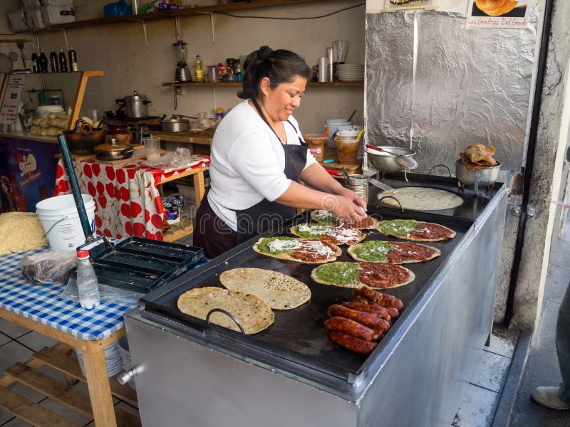 Πουέμπλα, Μεξικό, memelas μαγειρέματος γυναικών, tacos, quesadillas, μεξικάνικα τρόφιμα οδών