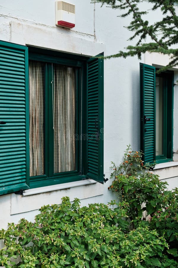 Πράσινα ξύλινα παραθυρόφυλλα στο λευκό οίκο στόκων, Ελλάδα στοκ εικόνες Πράσινα ξύλινα παραθυρόφυλλα στο λευκό οίκο στόκων, Ελλάδα στοκ εικόνες