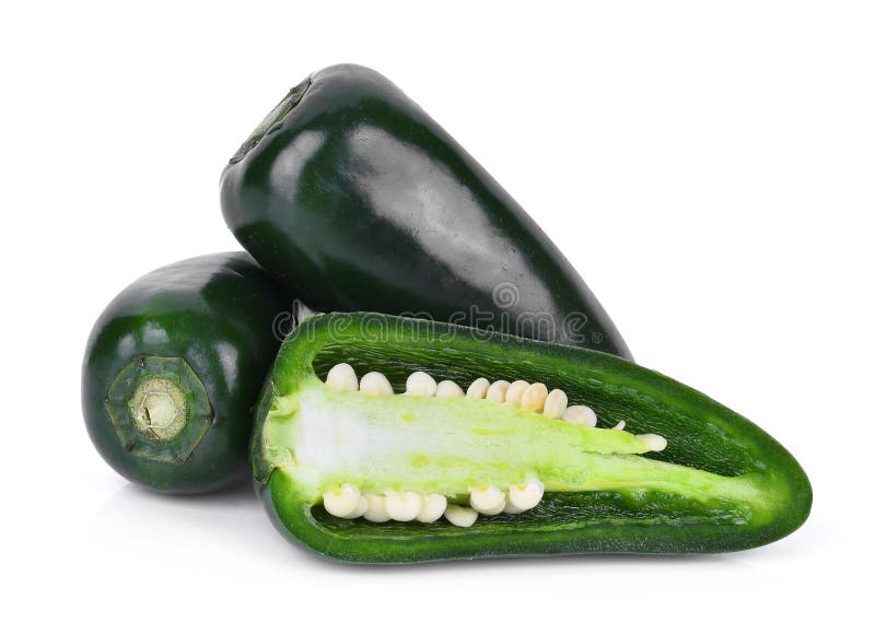 Πράσινα πιπέρια jalapeno με τη μισή φέτα που απομονώνεται σε ένα λευκό στοκ φωτογραφία με δικαίωμα ελεύθερης χρήσης Πράσινα πιπέρια jalapeno με τη μισή φέτα που απομονώνεται σε ένα λευκό στοκ φωτογραφία με δικαίωμα ελεύθερης χρήσης