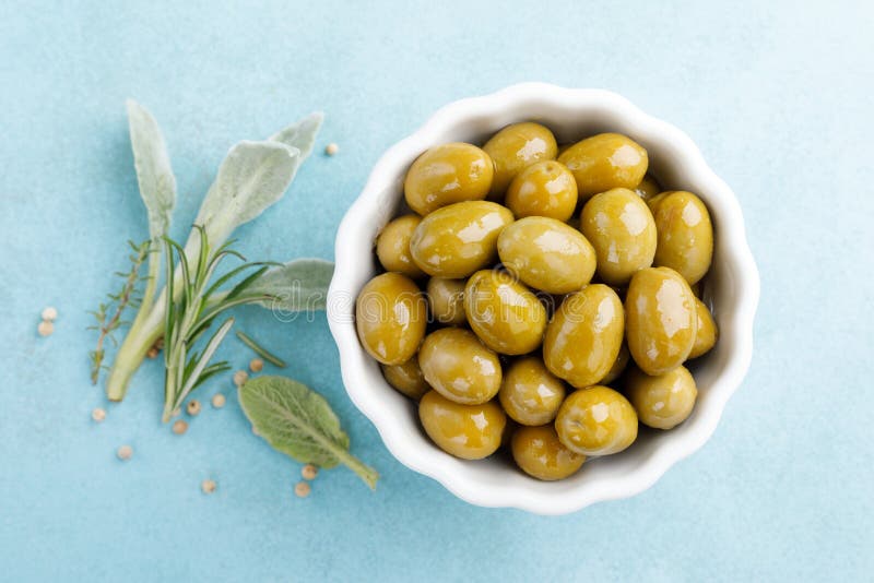 Πράσινες ελιές σε ένα κύπελλο στοκ εικόνες με δικαίωμα ελεύθερης χρήσης Πράσινες ελιές σε ένα κύπελλο στοκ εικόνες με δικαίωμα ελεύθερης χρήσης