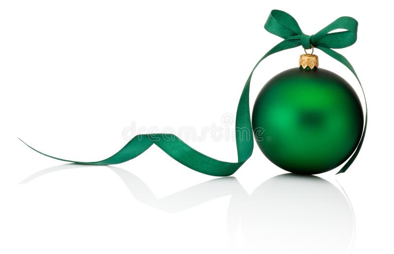 Πράσινη σφαίρα Χριστουγέννων με το τόξο κορδελλών που απομονώνεται στο άσπρο υπόβαθρο