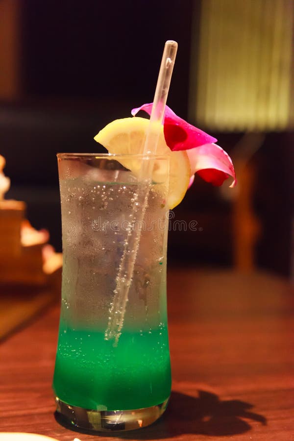 Πράσινη τροπική σόδα Mocktail, αναζωογονώντας μη αλκοολούχο ποτό θερινής απόλαυσης για να ξεφορτωθεί τη δίψα με το γλυκό άρωμα απ στοκ φωτογραφία Πράσινη τροπική σόδα Mocktail, αναζωογονώντας μη αλκοολούχο ποτό θερινής απόλαυσης για να ξεφορτωθεί τη δίψα με το γλυκό άρωμα απ στοκ φωτογραφία