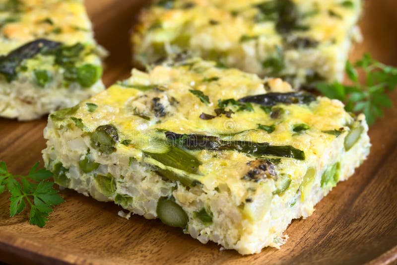 Πράσινο σπαράγγι, μπιζέλι και μπλε τυρί Frittata στοκ εικόνες