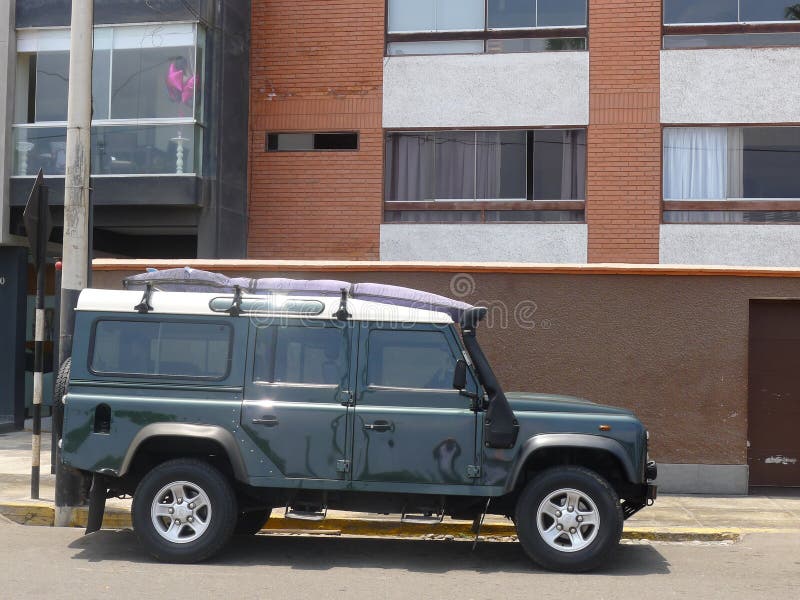 Πράσινος υπερασπιστής του Land Rover την άσπρη κορυφή που σταθμεύουν με στην περιοχή Miraflores της Λίμα στοκ εικόνες Πράσινος υπερασπιστής του Land Rover την άσπρη κορυφή που σταθμεύουν με στην περιοχή Miraflores της Λίμα στοκ εικόνες