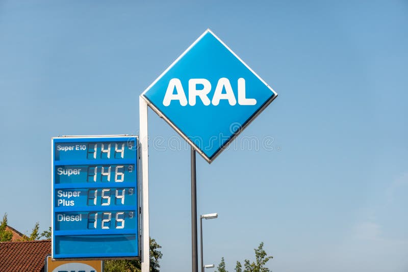 Πρατήριο καυσίμων της ARAL με τον τιμοκατάλογο και αξίες των διαφορετικών τύπων καυσίμων για την πώληση στοκ εικόνα Πρατήριο καυσίμων της ARAL με τον τιμοκατάλογο και αξίες των διαφορετικών τύπων καυσίμων για την πώληση στοκ εικόνα