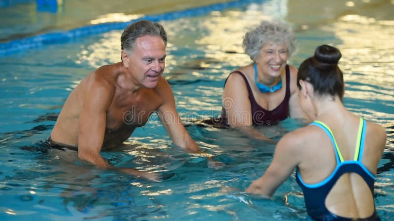 Πρεσβύτεροι που ανακυκλώνουν στο ποδήλατο aqua