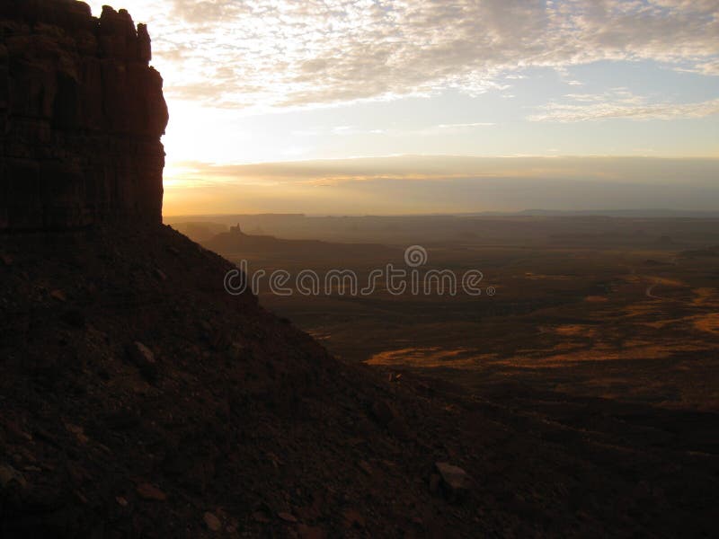 προβολή ανατολή και σιλουέτα κοντά στο moki dugway στον αυτοκινητόδρομο utah 261 στοκ εικόνα