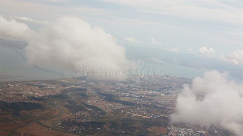 προβολή από την είσοδο ενός αεροπλάνου. σύννεφα πάνω από τη λισαβόνα.