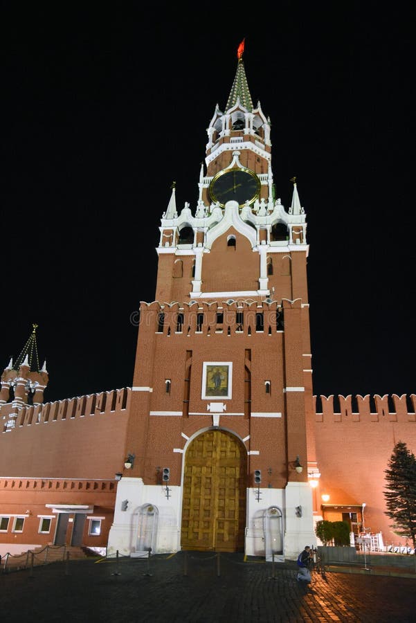 προβολή του spasskaya tower της μόσχας κρεμλίνο τη νύχτα.