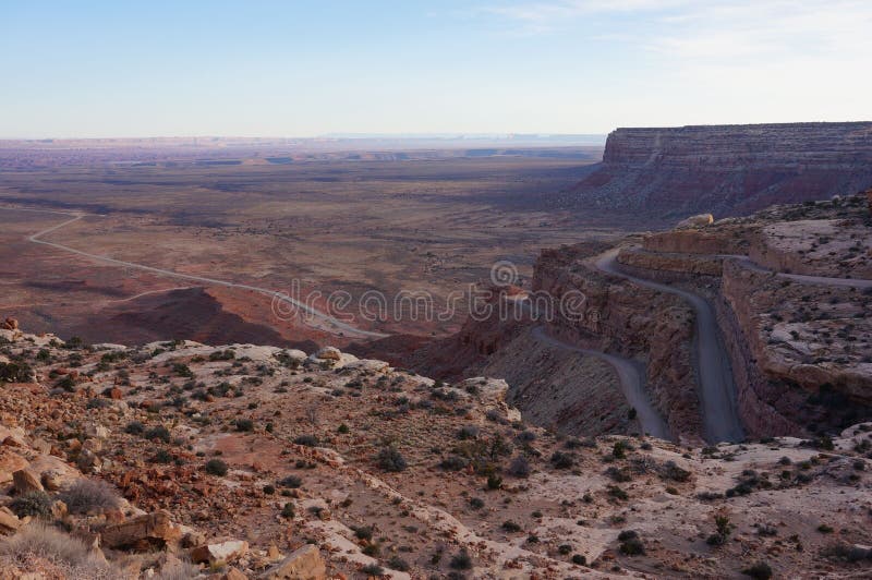 προβολή του αυτοκινητόδρομου moki dugway μεταξύ του ορεινού φαραγγιού στη γιούτα στο δρόμο για την κοιλάδα του μνημείου στοκ φωτογραφία με δικαίωμα ελεύθερης χρήσης