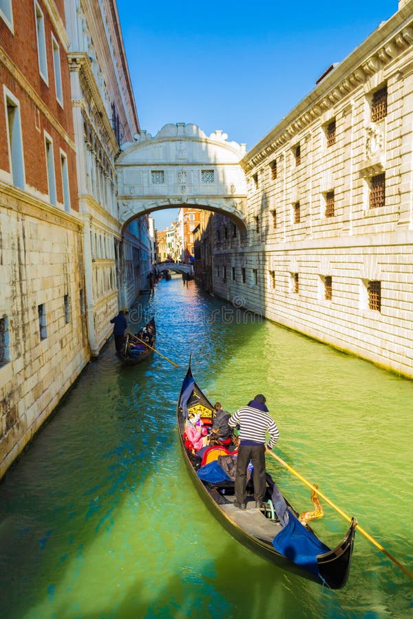 προβολή του καναλιού της βενετίας rio del palazzo με τη γέφυρα αναστεναγμών ιταλία στοκ φωτογραφία με δικαίωμα ελεύθερης χρήσης