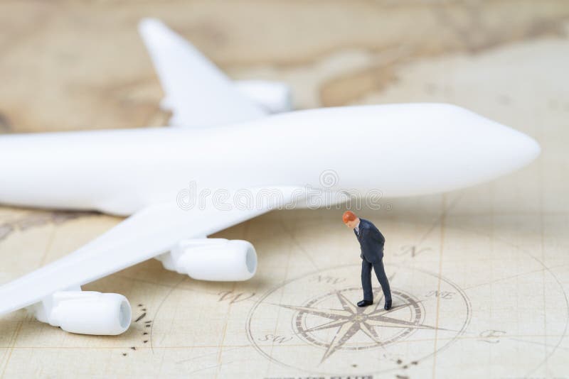 Προγραμματισμός επαγγελματικού ταξιδιού ή έννοια ταξιδιού, μικροσκοπικό ενήλικο busine στοκ φωτογραφία με δικαίωμα ελεύθερης χρήσης Προγραμματισμός επαγγελματικού ταξιδιού ή έννοια ταξιδιού, μικροσκοπικό ενήλικο busine στοκ φωτογραφία με δικαίωμα ελεύθερης χρήσης