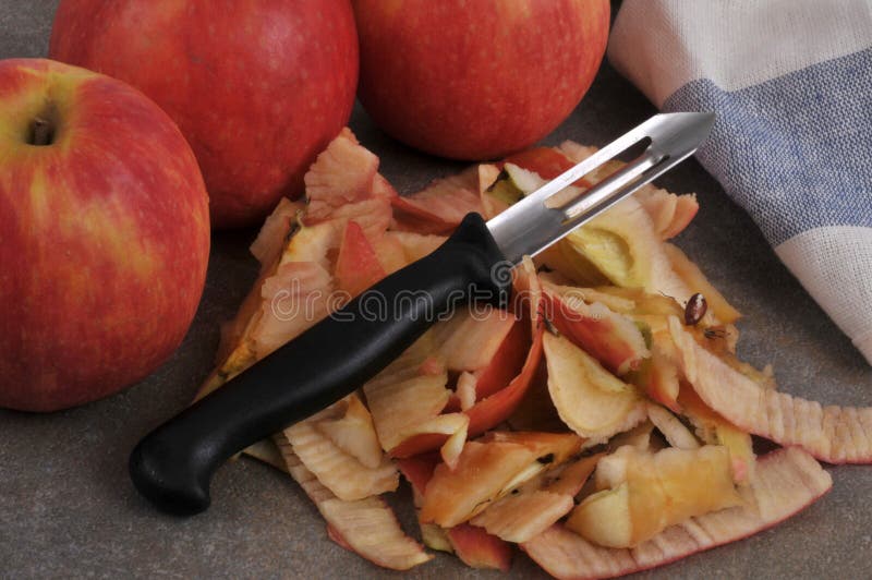προετοιμασία μήλων με φλούδα στοκ εικόνα