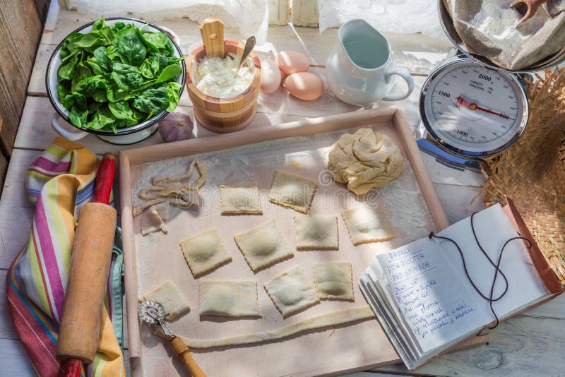 Προετοιμασίες για ravioli φιαγμένες από ricotta και σπανάκι στοκ φωτογραφία Προετοιμασίες για ravioli φιαγμένες από ricotta και σπανάκι στοκ φωτογραφία