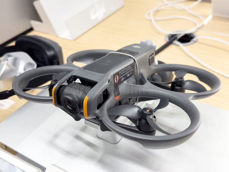 Προηγμένο drone με προστατευτικά προστατευτικά προστατευτικά καλύμματα έλικα σε οθόνη στοκ εικόνα