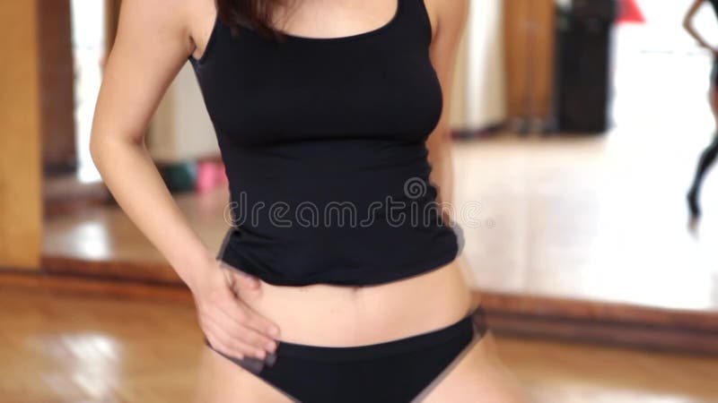 Προκλητική γυναίκα brunette στο μαύρο χορό leotard απόθεμα βίντεο