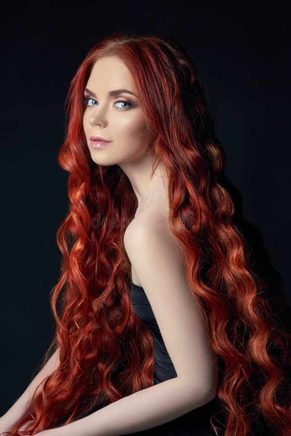 Προκλητικό όμορφο redhead κορίτσι με μακρυμάλλη Τέλειο πορτρέτο γυναικών στο μαύρο υπόβαθρο Πανέμορφη τρίχα και βαθιά φυσική ομορ στοκ εικόνες
