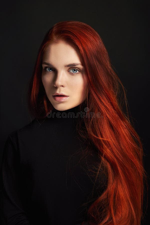 Προκλητικό όμορφο redhead κορίτσι με μακρυμάλλη Τέλειο πορτρέτο γυναικών στο μαύρο υπόβαθρο Πανέμορφη τρίχα και βαθιά φυσική ομορ στοκ φωτογραφία με δικαίωμα ελεύθερης χρήσης