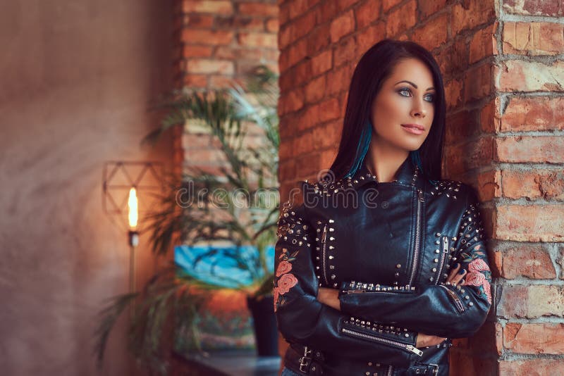 Προκλητική αισθησιακή τοποθέτηση brunette στο μοντέρνα σακάκι και τα τζιν δέρματος που κλίνουν ενάντια σε έναν τουβλότοιχο στοκ φωτογραφία με δικαίωμα ελεύθερης χρήσης Προκλητική αισθησιακή τοποθέτηση brunette στο μοντέρνα σακάκι και τα τζιν δέρματος που κλίνουν ενάντια σε έναν τουβλότοιχο στοκ φωτογραφία με δικαίωμα ελεύθερης χρήσης
