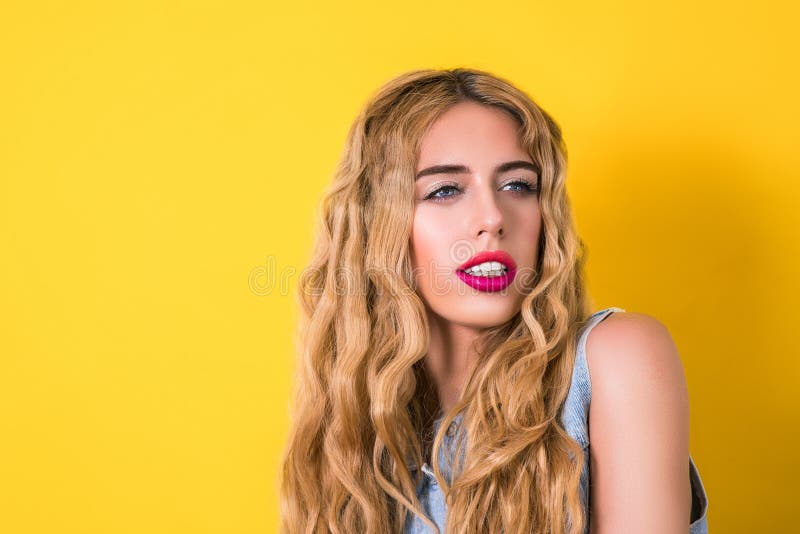 Προκλητικό κορίτσι με το φωτεινό makeup στοκ εικόνα με δικαίωμα ελεύθερης χρήσης Προκλητικό κορίτσι με το φωτεινό makeup στοκ εικόνα με δικαίωμα ελεύθερης χρήσης