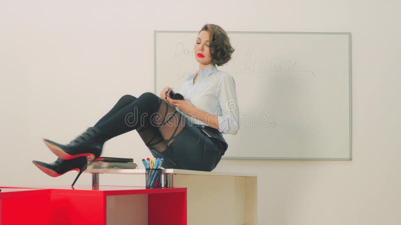 προκλητικός δάσκαλος με έναν γράφοντας πίνακα στην τάξη ή το γραφείο