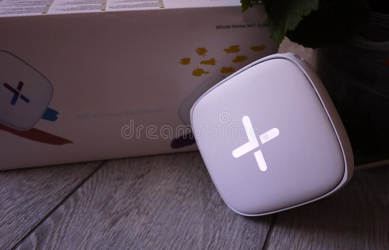 Προσαρμοστής WI-Fi για το σπίτι σε ένα όμορφο εσωτερικό Χρησιμοποιημένος για να διανείμει το Διαδίκτυο στο σπίτι στοκ φωτογραφία με δικαίωμα ελεύθερης χρήσης Προσαρμοστής WI-Fi για το σπίτι σε ένα όμορφο εσωτερικό Χρησιμοποιημένος για να διανείμει το Διαδίκτυο στο σπίτι στοκ φωτογραφία με δικαίωμα ελεύθερης χρήσης
