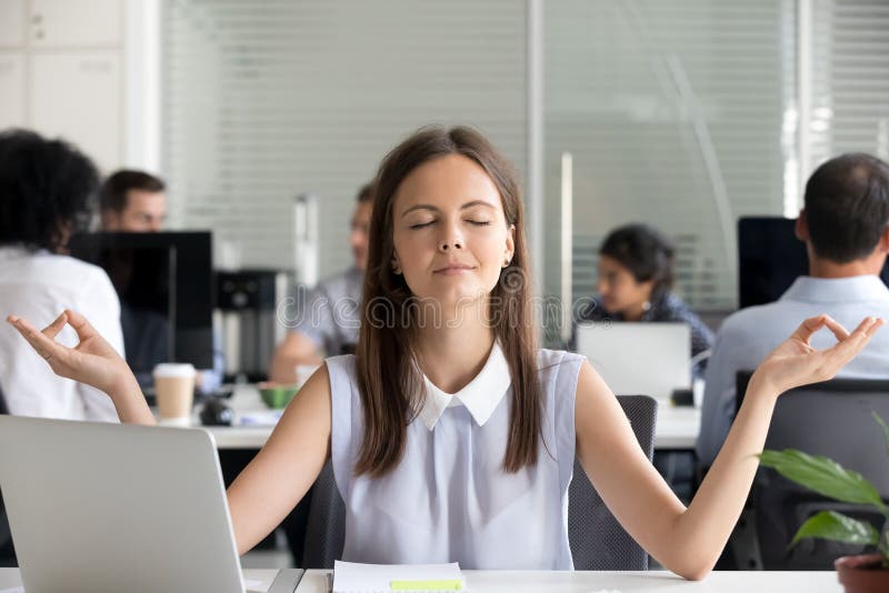 Προσεκτικό χιλιετές meditating στην αρχή παίρνοντας σπάσιμο κοριτσιών για με στοκ φωτογραφίες Προσεκτικό χιλιετές meditating στην αρχή παίρνοντας σπάσιμο κοριτσιών για με στοκ φωτογραφίες