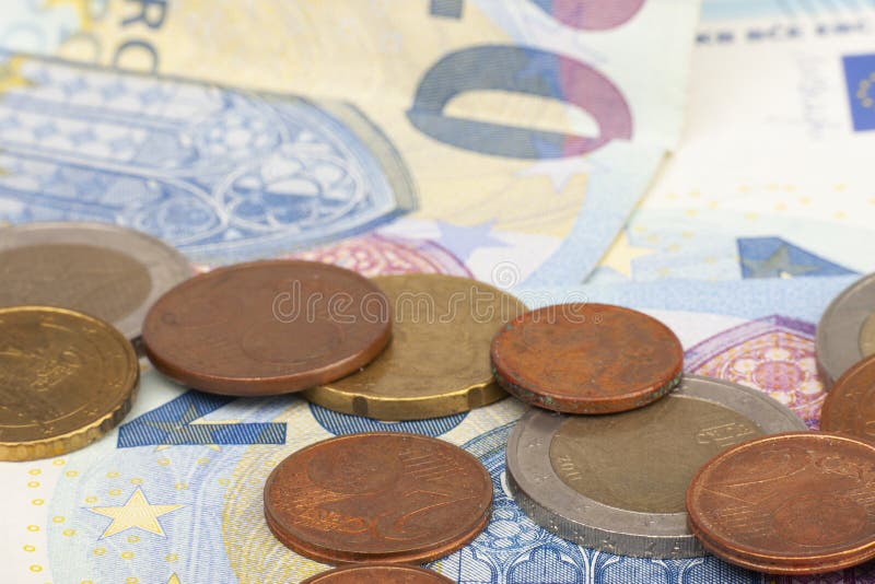 Προσφορά δανείου μικροϋπολογιστών Λίγο κομμάτι των χρημάτων της Ευρω στοκ φωτογραφίες με δικαίωμα ελεύθερης χρήσης Προσφορά δανείου μικροϋπολογιστών Λίγο κομμάτι των χρημάτων της Ευρω στοκ φωτογραφίες με δικαίωμα ελεύθερης χρήσης