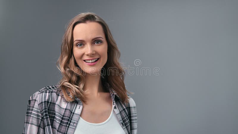 προσωπογραφία αξιολάτρευτης νεαρής ξανθιάς με καρό πουκάμισο γελώντας με θετικό συναίσθημα