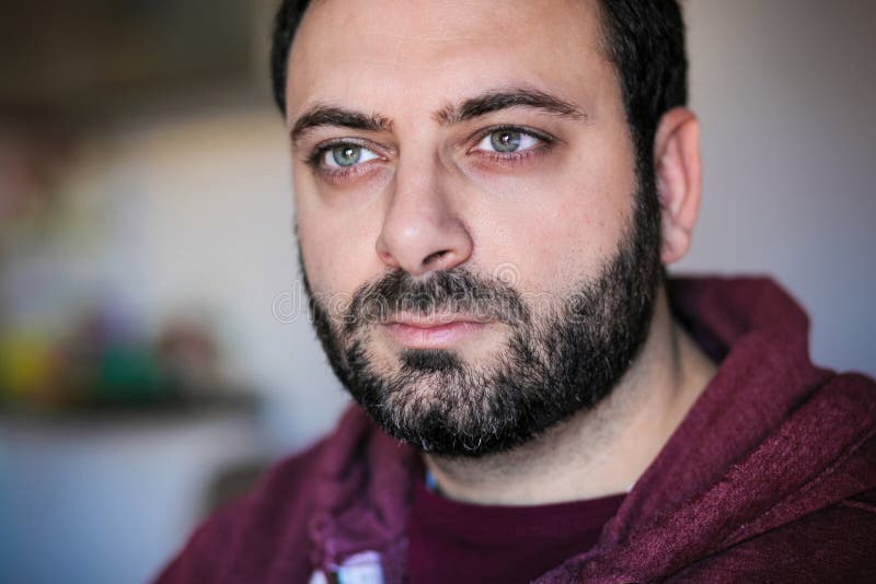 προσωπογραφία γενειοδόχου που δείχνει αυτοπεποίθηση και αποφασιστικότητα στοκ φωτογραφία