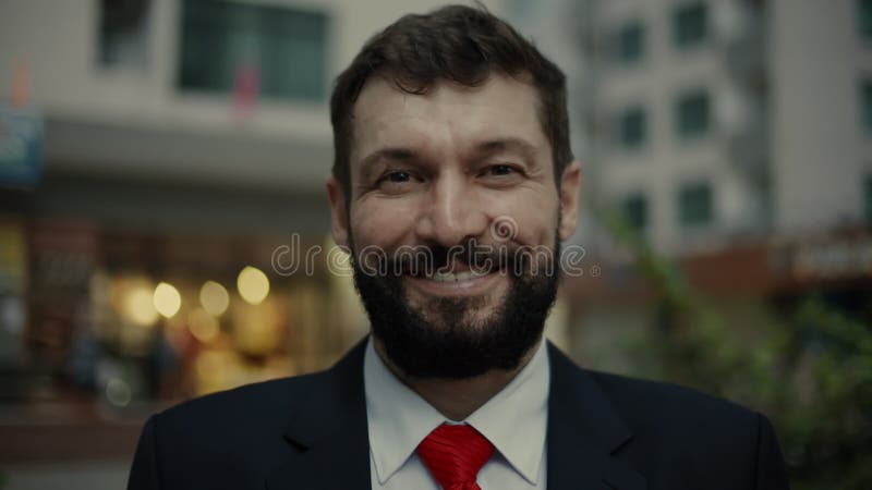 προσωπογραφία ευτυχισμένου ανώτερου επιχειρηματία με ακριβό κοστούμι σε κόκκινη γραβάτα που στέκεται ένας όμορφος και κουκουλοφόρο