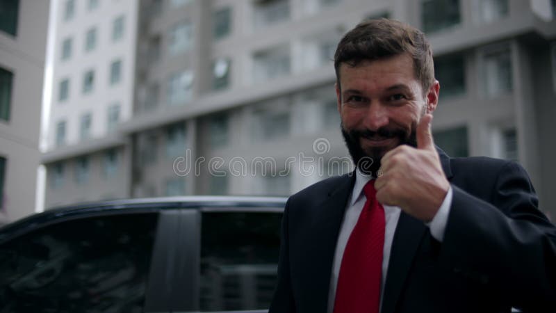 προσωπογραφία ευτυχισμένου ανώτερου επιχειρηματία με ακριβό κοστούμι σε ένα κομψό περίπτερο ενός όμορφου και με κουστουμιά