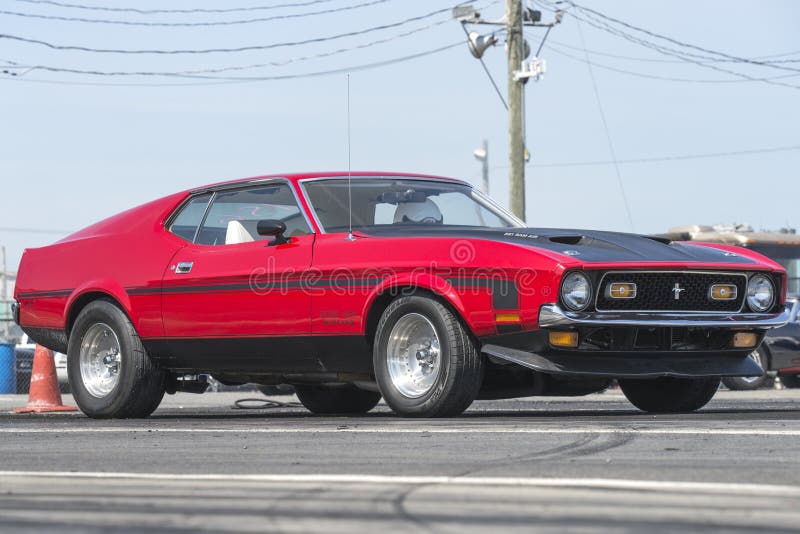 Picture of ford mustang boss 351 on the track. Picture of ford mustang boss 351 on the track.